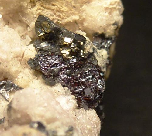 Proustita, Pirita, Dolomita<br />Mina Uchucchacua, Provincia Oyón, Departamento Lima, Perú<br />6 x 4 cm. la pieza, 0,6 cm. zona cristales<br /> (Autor: javier ruiz martin)