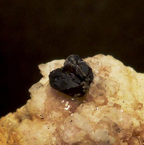 Proustita, Dolomita<br />Uchucchacua Mine, Oyón Province, Lima Department, Peru<br />6 x 4 cm. la pieza 0,2 cm. el cristal<br /> (Autor: javier ruiz martin)