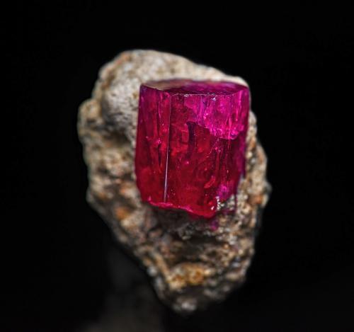 Beryl (variety red beryl)<br />Wah Wah Mountains, Beaver County, Utah, USA<br />2.1 x 1.4 cm<br /> (Author: am mizunaka)