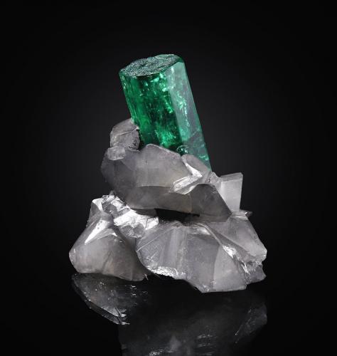 Beryl (variety emerald) on Dolomite<br />Boyacá Department, Colombia<br />29 x 28 x 28 mm<br /> (Author: TamaHiguchi)