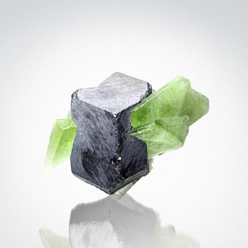 Peridot, Magnetite<br />Sapat Gali (Suppat), Naran, Kaghan Valley, Mansehra District, Khyber Pakhtunkhwa, Pakistan<br />37 x 26 x 14 mm<br /> (Author: TamaHiguchi)