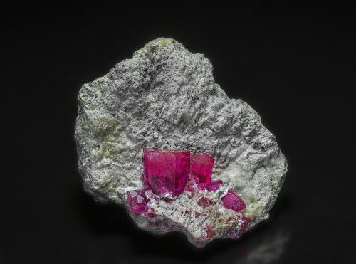 Beryl (variety red beryl)<br />Ruby Violet Claims, Wah Wah Mountains, Beaver County, Utah, USA<br />5.3 x 4.4 cm<br /> (Author: am mizunaka)
