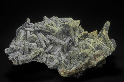 Stibnite, Barite, Pyrite<br />Baia Sprie, Maramures, Rumanía<br />12.1 x 7.4 cm<br /> (Author: am mizunaka)