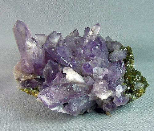 Quartz (variety amethyst) with Andradite (Garnet Group)<br />Zona Stanley Butte, Stanley Butte, Distrito Stanley, Reserva India San Carlos, Condado Graham, Arizona, USA<br />10.0 cm x 7.0 cm<br /> (Author: rweaver)