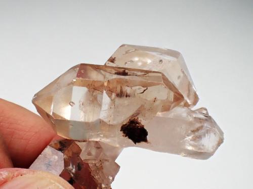 Quartz<br />Lac Alaotra (Lake Alaotra), Ambatondrazaka District, Toamasina Province (Tamatave), Alaotra-Mangoro Region, Madagascar<br />62 mm x 40 mm<br /> (Author: Don Lum)