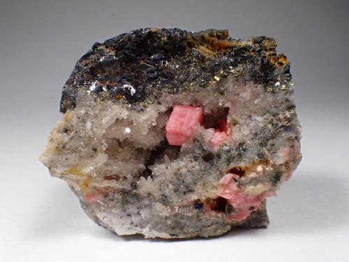Rhodochrosite, Quartz<br />Mina Oue, Península Shakotan, Subprefectura Shiribeshi, Hokkaidō, Japón<br />62 mm x 60 mm x 47 mm<br /> (Author: Don Lum)