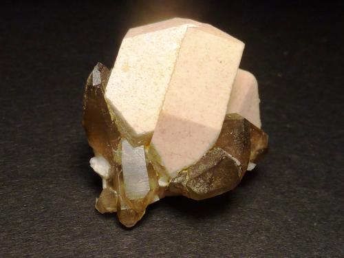 Microclina, Cuarzo (variedad ahumado), Albita<br />Mas Sever Quarry, Massabè (Mas Ceber), Sils, Comarca La Selva, Gerona / Girona, Catalonia / Catalunya, Spain<br />3 x 2,5 cm.<br /> (Autor: javier ruiz martin)