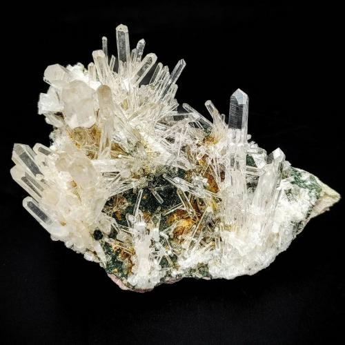 Quartz, chlorite<br />Municipio La Belleza, Vélez Province, Santander Department, Colombia<br />appx. 10 x 7 x 6,5 cm<br /> (Author: Bergur_E_Sigurdarson)