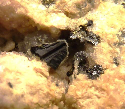 Proustita, Pirita, Dolomita<br />Uchucchacua Mine, Oyón Province, Lima Department, Peru<br />6 x 4 cm. la pieza 0,3 cm. el cristal<br /> (Autor: javier ruiz martin)