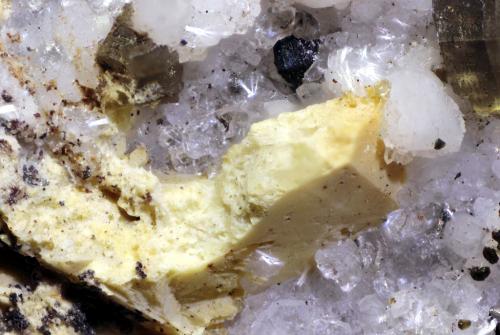 Asbecasita<br />Glaciar Wanni, Scherbadung (Monte Cervandone), Valle Kriegalp, Valle Binn (Binntal), Wallis (Valais), Suiza<br />Campo de visión 10 mm.<br /> (Autor: Antonio P. López)