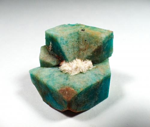 Microcline (variety amazonite) Manebach Twin, Albite<br />Florissant Area, Teller County, Colorado, USA<br />39 mm x 30 mm x 28 mm<br /> (Author: Don Lum)