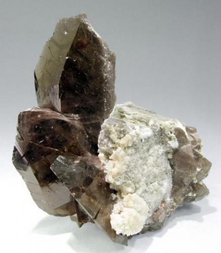 Axinite, calcite
Puiva Mount, Saranpaul, Prepolar Ural, Tyumenskaya Oblast’, Urals Region, Russia
37 mm × 32 mm (Author: Carles Millan)