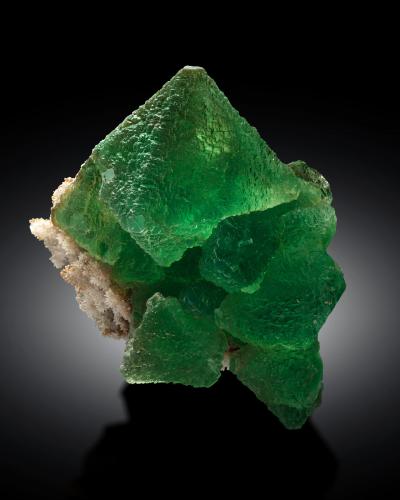 Fluorite<br />Ninghua, Sanming Prefecture, Fujian Province, China<br />30 x 20 x 32 cm / main crystal: 19.5 cm<br /> (Author: MIM Museum)