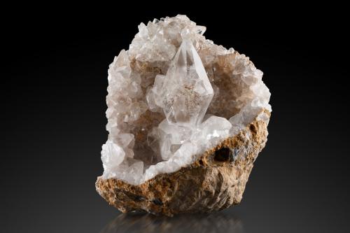 Calcite<br />Pudinga con Calcitas, desde Estación de Pau a Larouin (Jurançon), Pau, Pirineos Atlánticos, Nouvelle-Aquitaine, Francia<br />11.5 x 10 x 12 cm / main crystal: 5.7 cm<br /> (Author: MIM Museum)