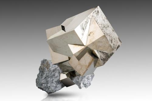 Pyrite<br />Ampliación a Victoria Mine, De Alcarama Range, Navajún, Comarca Cervera, La Rioja, Spain<br />9 x 6.5 x 8 cm / main crystal: 7.6 cm<br /> (Author: MIM Museum)