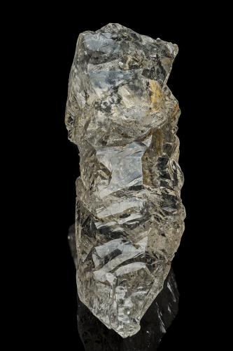 Quartz (variety smoky quartz)<br />Itamarandiba, Vale do Jequitinhonha, Minas Gerais, Brazil<br />8.0 x 3.0 x 2.5 cm<br /> (Author: am mizunaka)
