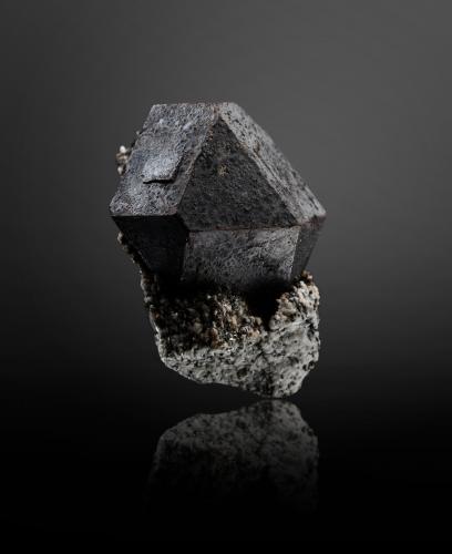 Cafarsite<br />Monte Cervandone, Devero Alp, Baceno, Ossola Valley, Verbano-Cusio-Ossola Province, Piedmont (Piemonte), Italy<br />6 x 4.5 x 5 cm / main crystal: 4.0 cm<br /> (Author: MIM Museum)