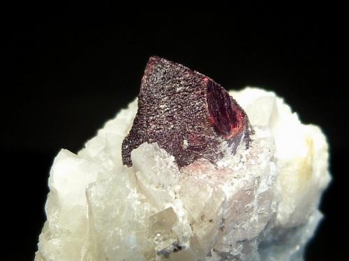 Cinabrio<br />Mina Tongren, Tongren, Prefectura Tongren, Provincia Guizhou, China<br />3 x 3 x 2 cm., Xl.1 x 0,8 cm.<br /> (Autor: Felipe Abolafia)