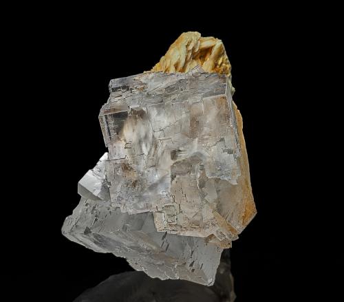 Fluorite, Barite<br />Berbes mining area, Berbes, Ribadesella, Comarca Oriente, Principality of Asturias (Asturias), Spain<br />6.1 x 5.5 cm<br /> (Author: am mizunaka)