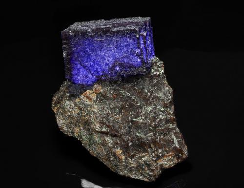 Fluorite, Sphalerite<br />Elmwood Mine, Carthage, Central Tennessee Ba-F-Pb-Zn District, Smith County, Tennessee, USA<br />8.5 x 5.5 cm<br /> (Author: am mizunaka)