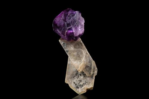 Minasgeraisite-(Y)<br />Jaguaraçu pegmatite, Jaguaraçu, Vale do Rio Doce, Minas Gerais, Brazil<br />0.5 x 0.5 x 1.5 cm / main crystal: 0.6 cm<br /> (Author: MIM Museum)