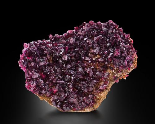 Roselite<br />Bou Azzer mining district, Drâa-Tafilalet Region, Morocco<br />8 x 4 x 10 cm / main crystal: 1.1 cm.<br /> (Author: MIM Museum)