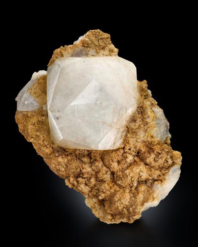 Pollucite<br />Provincia Laghman, Afganistán<br />18 x 15 x 8 cm / main crystal: 11.2 cm<br /> (Author: MIM Museum)
