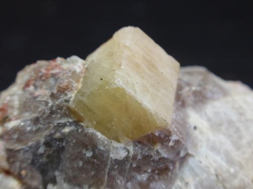 Rhodizita<br />Antsogombato Mine, Antsentsindrano, Anosiarivo Manapa, Betafo District, Vakinankaratra Region, Madagascar<br />15x10 mm<br /> (Autor: Ignacio)