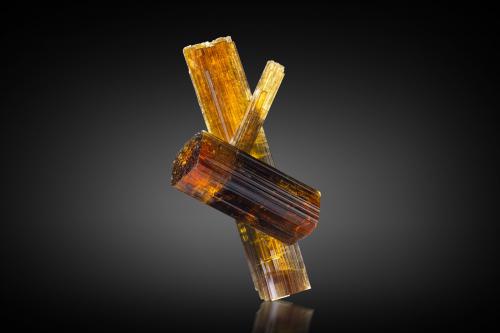 Vesuvianite<br />Banchette, Bellecombe, Châtillon, Valle de Aosta (Val d'Aosta), Italia<br />3.5 x 2 x 6 cm / main crystal: 5.7 cm<br /> (Author: MIM Museum)