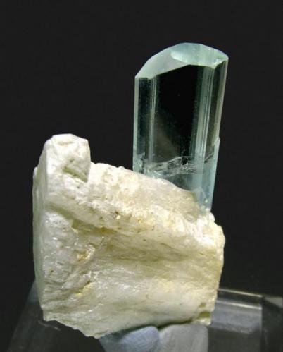 Beryl, albite
Shigar Valley, Skardu, Baltistan, Gilgit-Baltistan, Pakistan
47 mm x 29 mm x 25 mm (Author: Carles Millan)