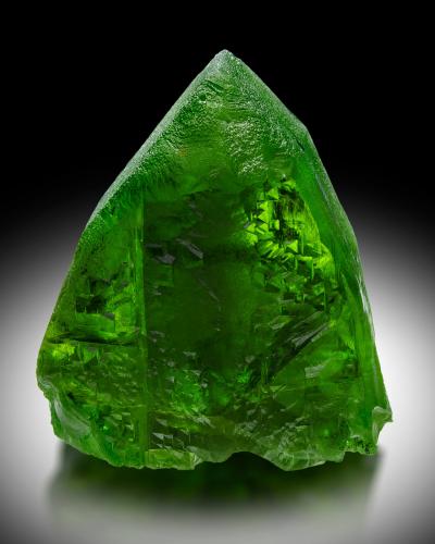 Forsterita (variedad peridoto)<br />Sapat Gali (Suppat), Naran, Kaghan Valley, Mansehra District, Khyber Pakhtunkhwa, Pakistan<br />4 x 4 x 5 cm<br /> (Autor: Museo MIM)