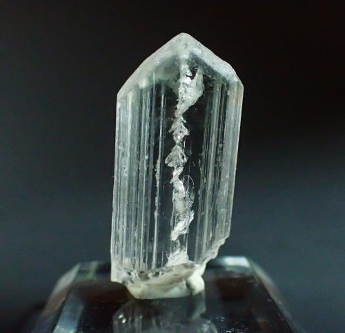 Spodumene (variety kunzite) with helix<br />Distrito Dara-I-Pech (Distrito Pech), Provincia Kunar (Konar), Afganistán<br />31 mm x 11 mm x 4 mm<br /> (Author: Don Lum)