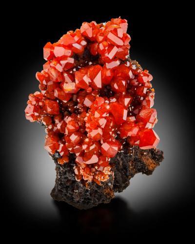 Wulfenite<br />Mina Jianshan, Ruoqiang, Prefectura Autónoma Bayin'gholin, Región Autónoma Uigur de Xinjiang, China<br />11.5 x 8 x 5.5 cm / main crystal: 1.4 cm<br /> (Author: MIM Museum)