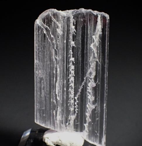 Spodumene (variety kunzite) with helix<br />Distrito Dara-I-Pech (Distrito Pech), Provincia Kunar (Konar), Afganistán<br />54 mm x 39 mm x 3.5 mm<br /> (Author: Don Lum)