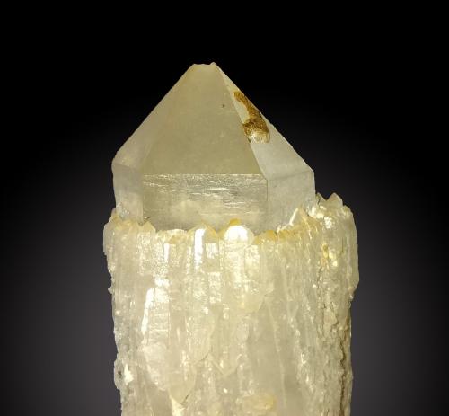 Quartz<br />Serrabal Mine, A Ponte Ulla-Santa Cruz de Ribadulla-San Pedro de Vilanova-Boqueixón-Codeso, Vedra/Boqueixón, Comarca Santiago, La Coruña / A Coruña, Galicia / Galiza, Spain<br />103 mm x 26 mm x 25 mm<br /> (Author: Firmo Espinar)