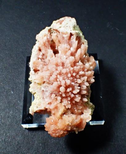 Quartz (variety rose quartz)<br />Huancayo Province, Junín Department, Peru<br />46 mm x 25 mm x 17 mm<br /> (Author: Don Lum)