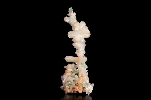 Stilbite-Ca with Fluorapophyllite-(K)<br />Distrito Jalgaon, Maharashtra, India<br />8 x 5 x 25 cm / main crystal: 5.7 cm.<br /> (Author: MIM Museum)