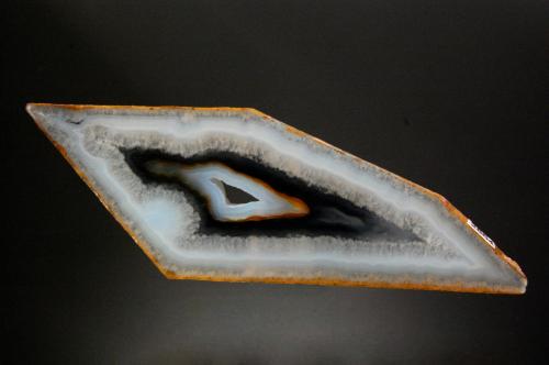 Chalcedony (variety Polyhedroid)<br />Granja Garguelo, São José de Marimbas, Cachoeira dos Índios, Cajazeiras, Paraíba, Brasil<br />11.4 x 4.1 cm<br /> (Author: Michael Shaw)