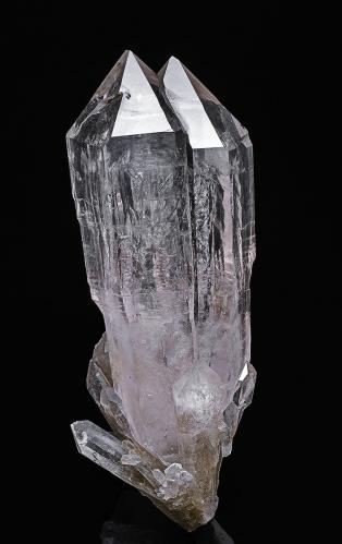 Quartz<br />Distrito Jinkouhe, Prefectura Leshan, Provincia Sichuan, China<br />12.8 x 4.0 cm<br /> (Author: am mizunaka)