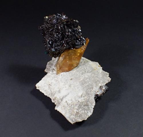 Sphalerite, Calcite, Dolomite<br />Elmwood Mine, Carthage, Central Tennessee Ba-F-Pb-Zn District, Smith County, Tennessee, USA<br />125 mm x 77 mm<br /> (Author: Don Lum)