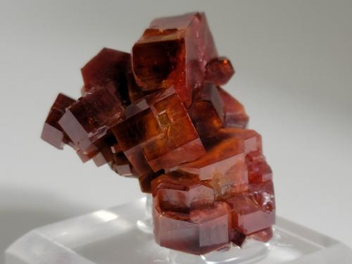 Vanadinite<br />Mibladen (distrito minero Mibladen), Midelt, Provincia Midelt, Región Drâa-Tafilalet, Marruecos<br />3.0 x 3.3 x 3.5 cm<br /> (Author: Casimir Sarisky)