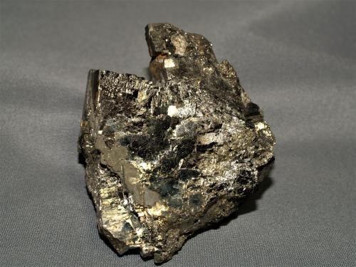 Pyrite<br />Mina Copper Cliff North, término municipal McKim, Distrito Sudbury, Ontario, Canadá<br />5.3x7x2.3 cm''s<br /> (Author: Joseph DOliveira)