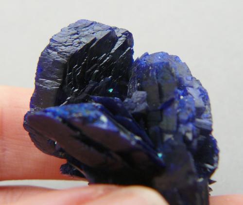 Azurite<br />Chessy-les-Mines, Les Bois d'Oingt, Villefranche-sur-Saône, Rhône, Auvergne-Rhône-Alpes, France<br />4 x 3.2 x 2.6 cm<br /> (Author: Benj)