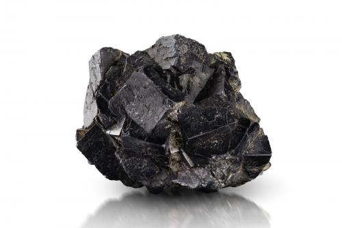 Uraninite<br />Shinkolobwe, Cinturón de cobre de Katanga, Katanga (Shaba), República Democrática del Congo (Zaire)<br />5.5 x 4.5 x 4 cm / main crystal: 2.1 cm.<br /> (Author: MIM Museum)