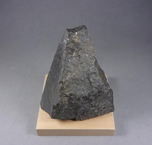 Stannita<br />Wheal Jane, filón Moore Shaft, Baldhu, Kea, Distrito Camborne - Redruth - Saint Day, Cornwall, Inglaterra / Reino Unido<br />9,5 x 8,2 x 3,7 cm.  567 g.<br /> (Autor: J. G. Alcolea)