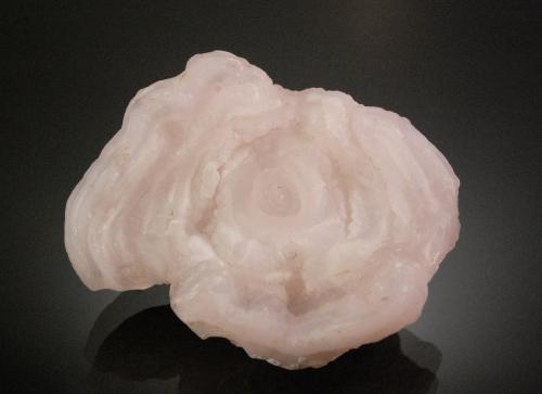 Quartz (variety chalcedony)<br />Mopah Spring, Desierto Turtle Mountain, Condado San Bernardino, California, USA<br />5.2 x 3.9 x 2.1 cm<br /> (Author: Michael Shaw)