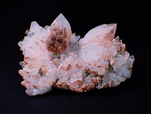 Rhodochrosite, Quartz, Pyrite<br />Mina Oppu, Nishimeya-mura, Distrito Nakatsugaru, Prefectura Aomori, Región Tohoku, Isla Honshu, Japón<br />125 mm x 88 mm x 52 mm<br /> (Author: Don Lum)