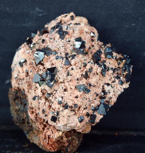 Magnetita<br />Cerro Huañaquino, Paco Grande, Provincia Tomás Frías, Departamento Potosí, Bolivia<br />6 x 4.5 cm<br /> (Autor: Pedro Antonio)