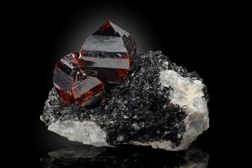Zircón [Zircon]<br />Store Kufjord, Seiland Island, Alta, Finnmark, Norway<br />11.5 x 6 x 8.5 cm / cristal principal: 4.4 cm<br /> (Autor: Museo MIM)