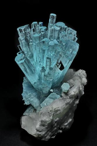 Beryl (variety aquamarine)<br />Shigar Valley, Shigar District, Gilgit-Baltistan (Northern Areas), Pakistan<br />9.0 x 15.5 cm<br /> (Author: am mizunaka)